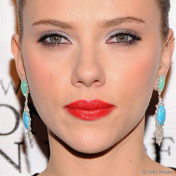 Durante a estreia de um espetáculo na Boradway, em 2013, Scarlett apostou em uma sombra branca e lábios vermelhos bem vibrantes